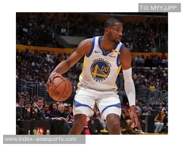 卡梅隆托马斯表现亮眼16分钟内贡献8分2板4助引关注