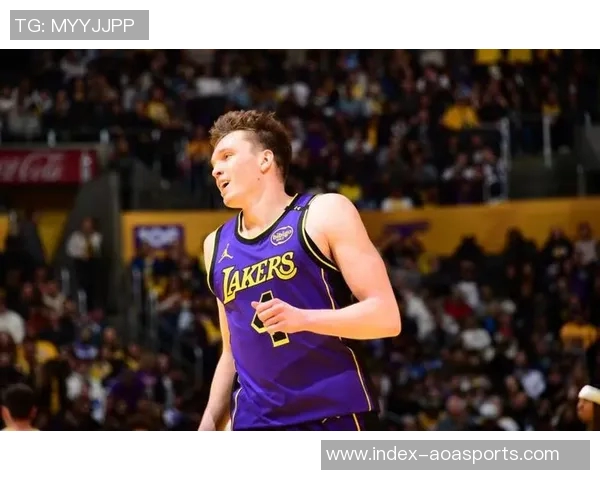 湖人训练热身艾顿与克内克特折返跑展现拼搏精神与团队默契