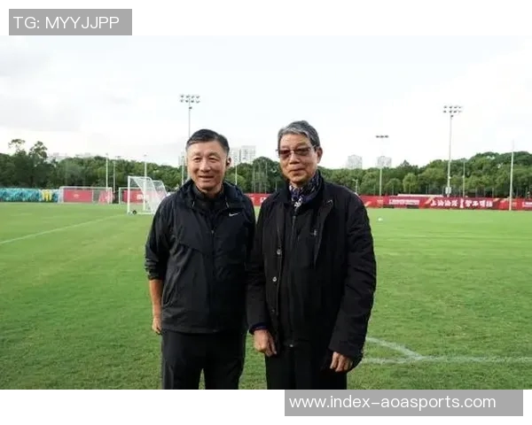 吕文君分享夺冠喜悦与恩师徐根宝合影重温崇明足球情怀