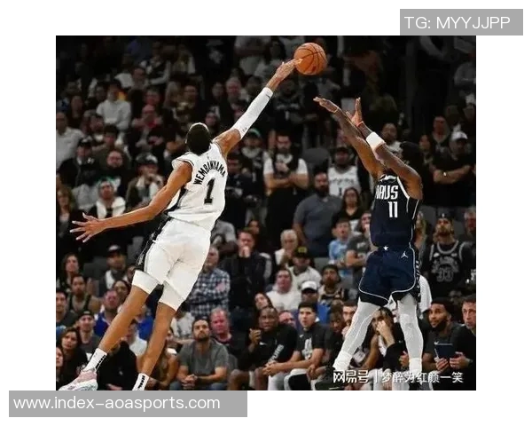 扛起球队重任福克斯场均267分助马刺迎来三连胜